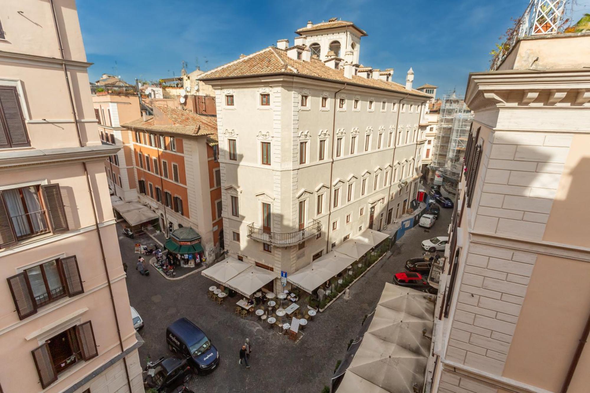 Daplace - La Mongolfiera Rooms In Navona — Photos 1